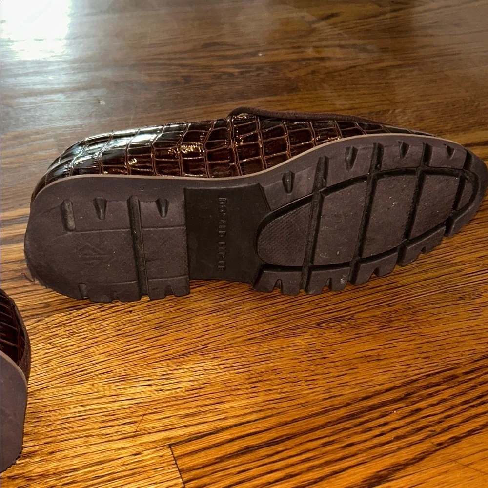 Donald Pliner Croc Embossed Leather Loafers – Women’s 8.5